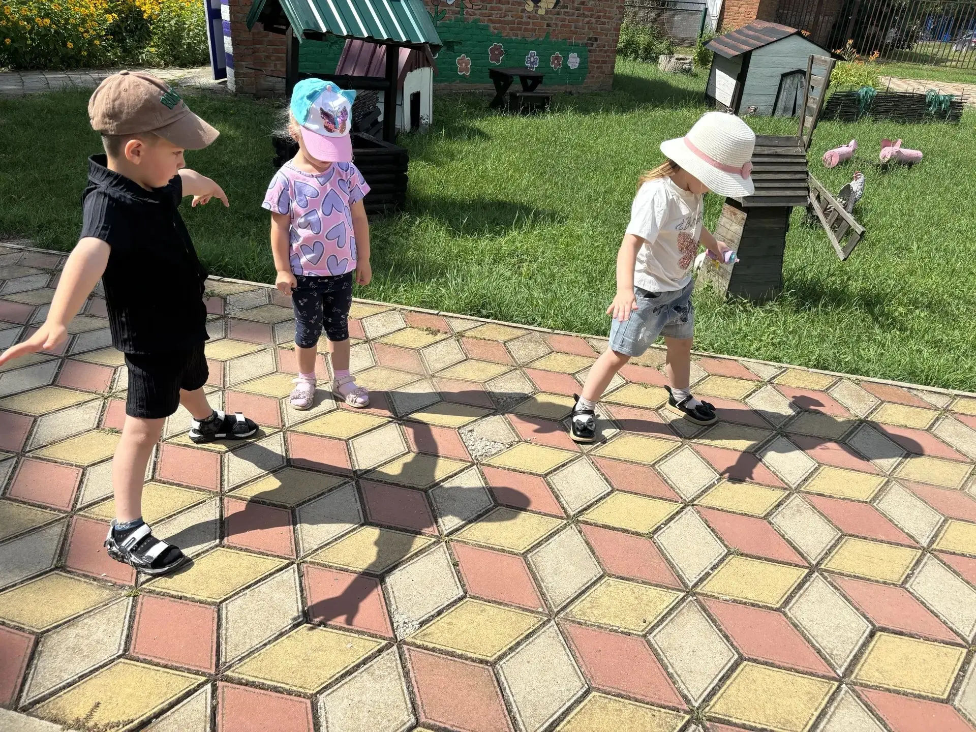 Как мы сегодня догоняли тень 🌞
Я бегу — и тень бежит,
Я сижу — и тень сидит.
Хоть лицом к ней, хоть
