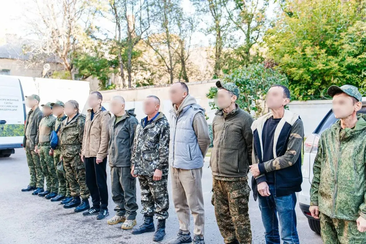 ⚡️Мэр встретился с ребятами перед их отправкой в зону СВО.