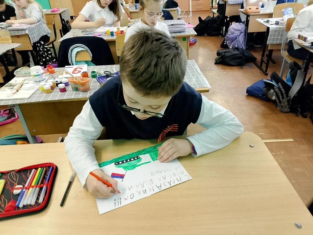 🎖В преддверии праздника - Дня Победы - ученики 4Б класса на уроке изобразительного искусства под рук