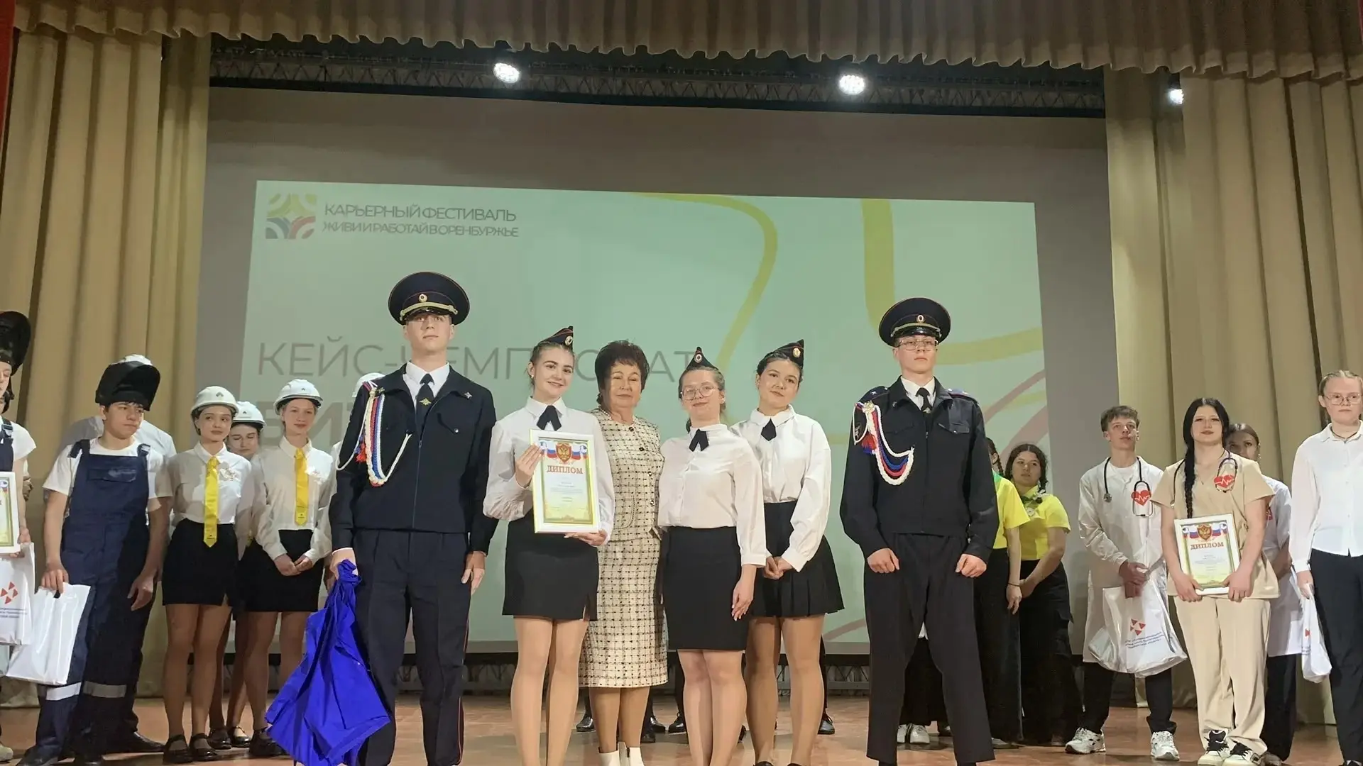 📸 Фоторепортаж «В объективе битва профессий»  Фанфары, аплодисменты, волнение перед выходом на сцену
