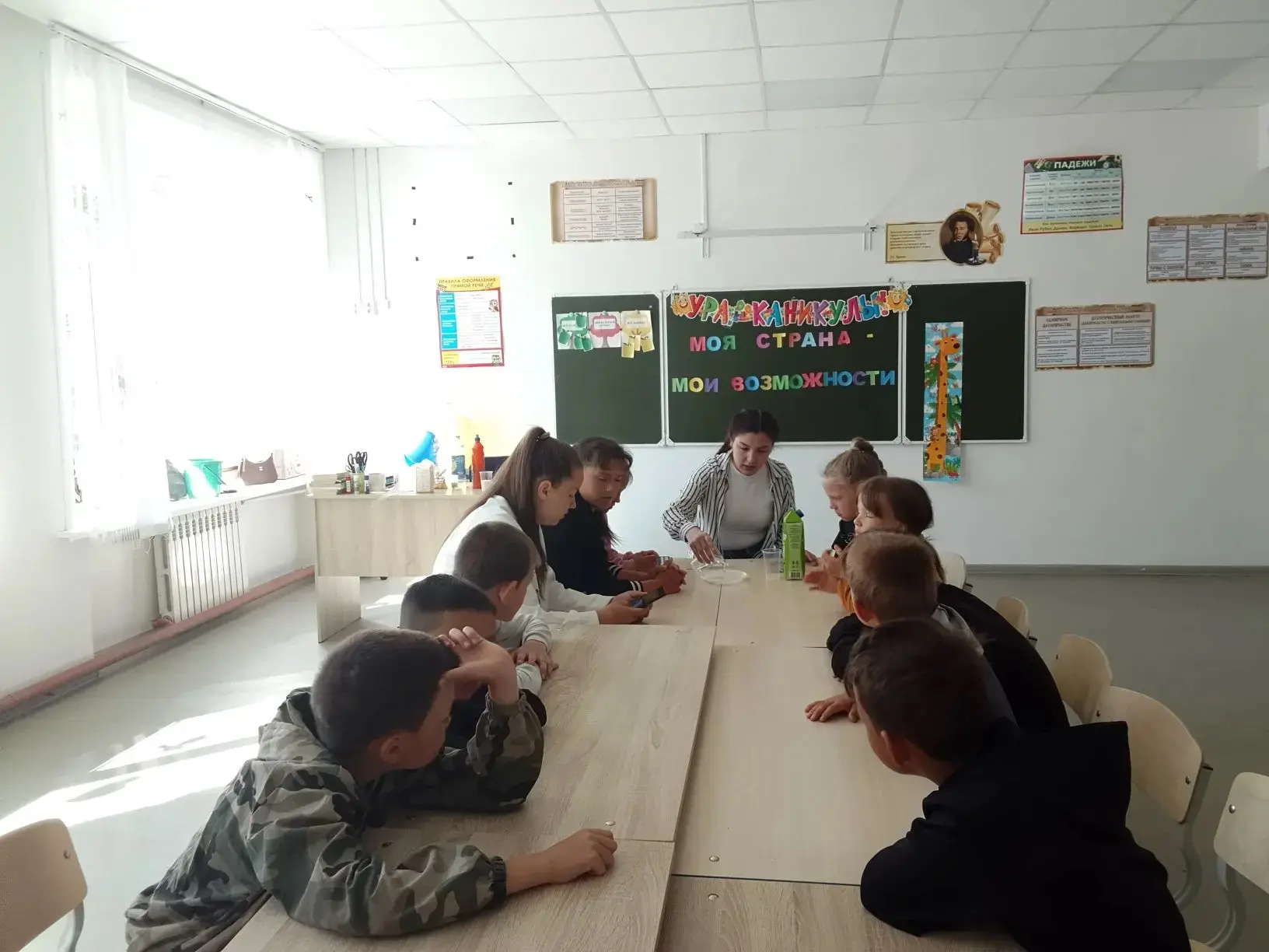 Сегодня в нашем летнем лагере — День безумных профессоров! 🔬🧪

Мы с утра поняли, что просто играть