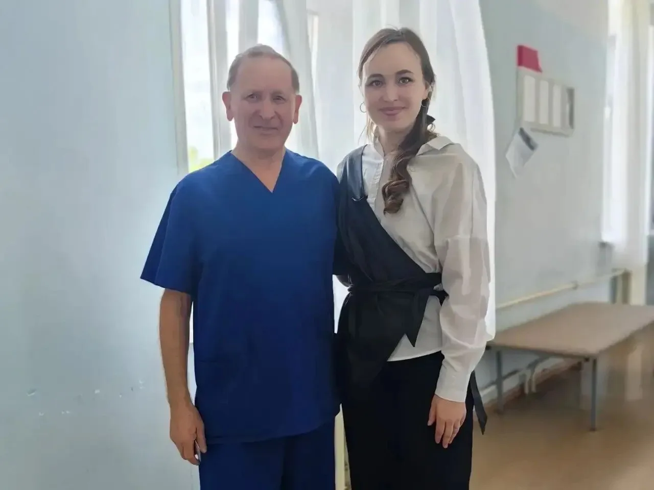 Спустя 12 лет спасённая после отравления уксусом девочка встретилась со своим врачом

Жительница Кан