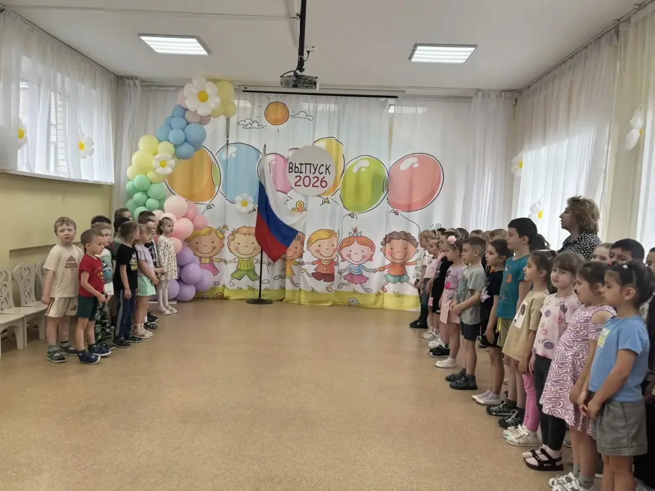 По традиции утро в дошкольном отделении 26 МОУ «СОШ N 2» г. Истра  началось с прослушивания  гимна Р