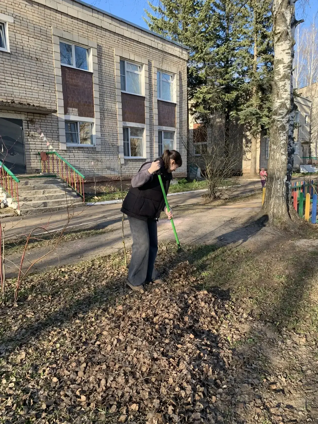 Всю эту неделю педагоги, родители и дети прибирали территорию детского сада. Благодаря вам стало нам