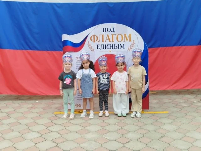 День Государственного флага Российской Федерации в детском саду — это отличный повод по...