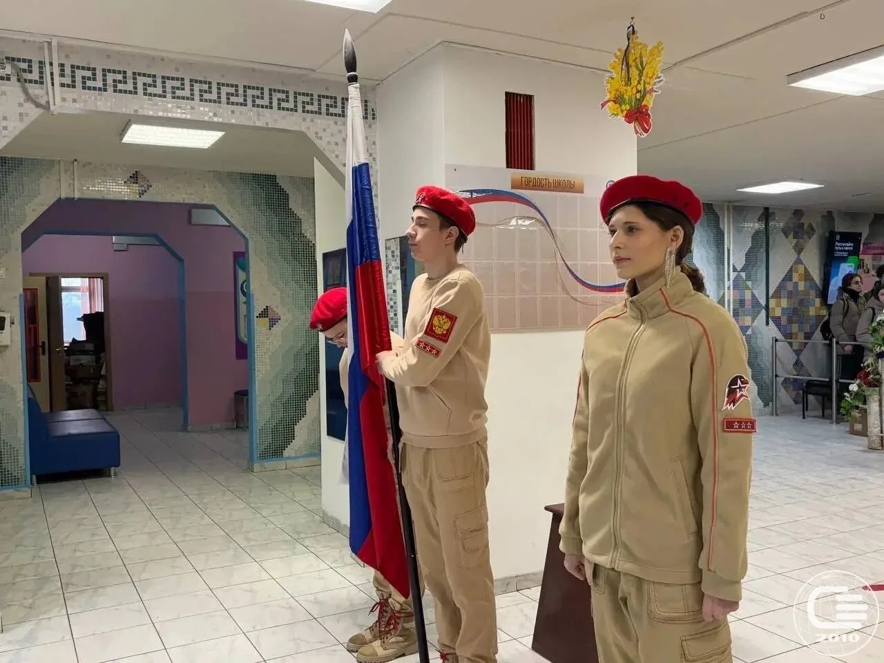 🇷🇺 Новая учебная неделя началась с поднятия флага  В нашей школе прошла традиционная торжественная ц