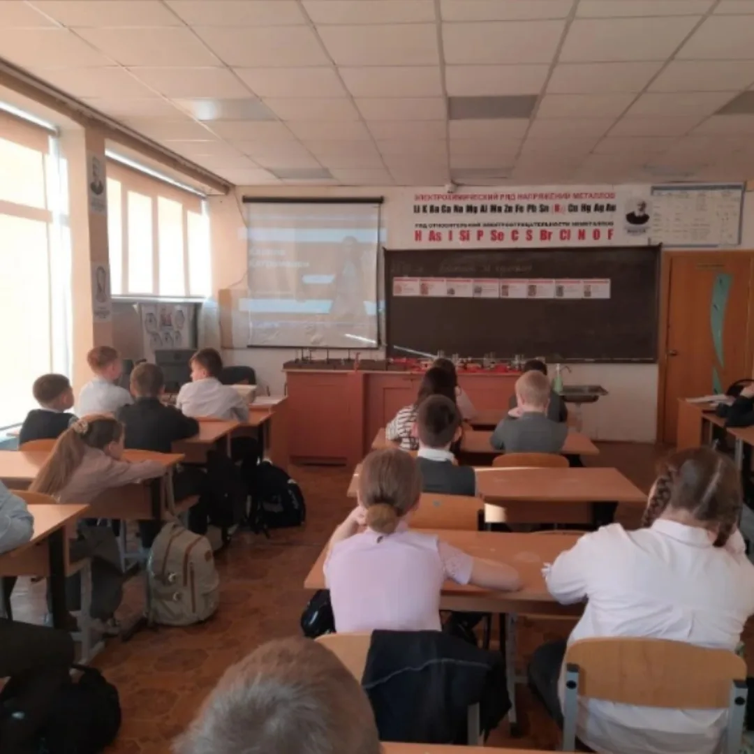 🌤Утро понедельника началось традиционно — с торжественной линейки!   Ребята приняли участие в  церем