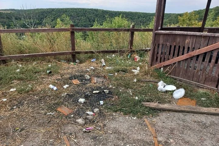 Смотровая площадка на Раздельной вершине в Саратове оказалась завалена мусором. Местные...
