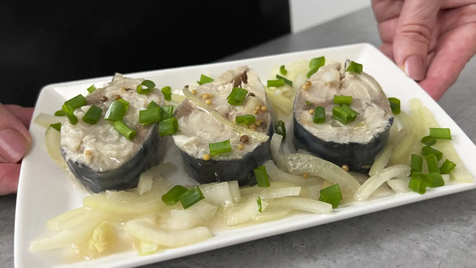 Сегодня вам покажу, как приготовить невероятно вкусную скумбрию в маринаде, такую рыбу можно есть уж