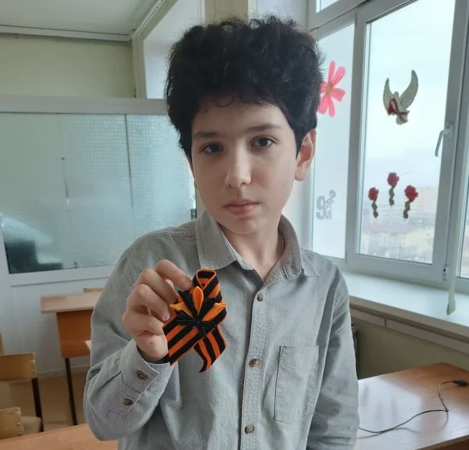 🎗 Мастер-класс по изготовлению георгиевской ленточки в 6А классе ⁣ 🎗 В 6А классе прошёл тематический