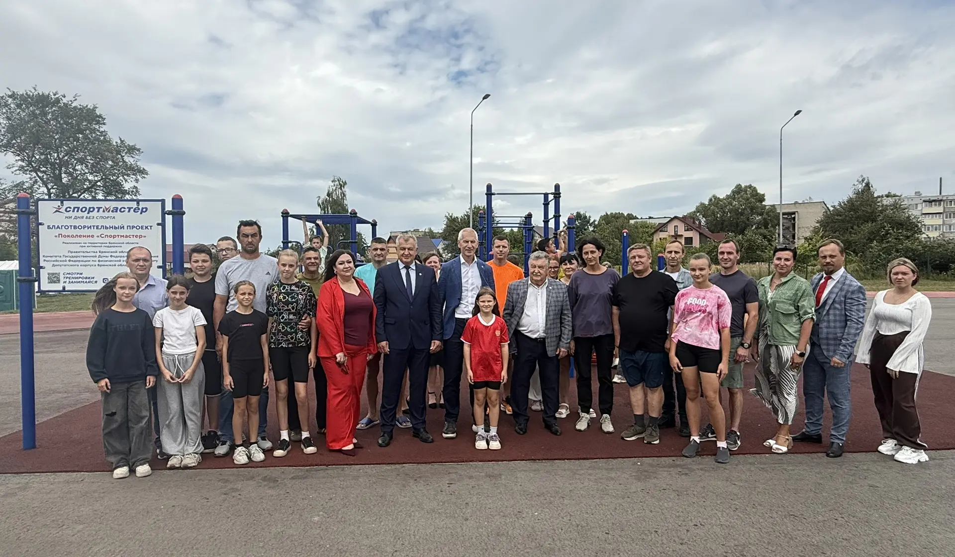 Сегодня в Унече торжественно открылась современная спортивная площадка, возведенная в р...