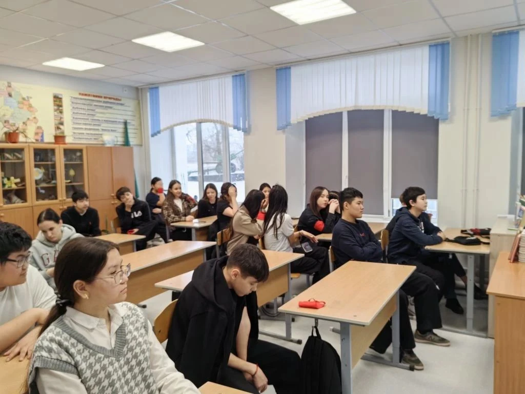 В республике проходят мероприятия ко Дню молодого избирателя  Руководители Элистинской территориальн