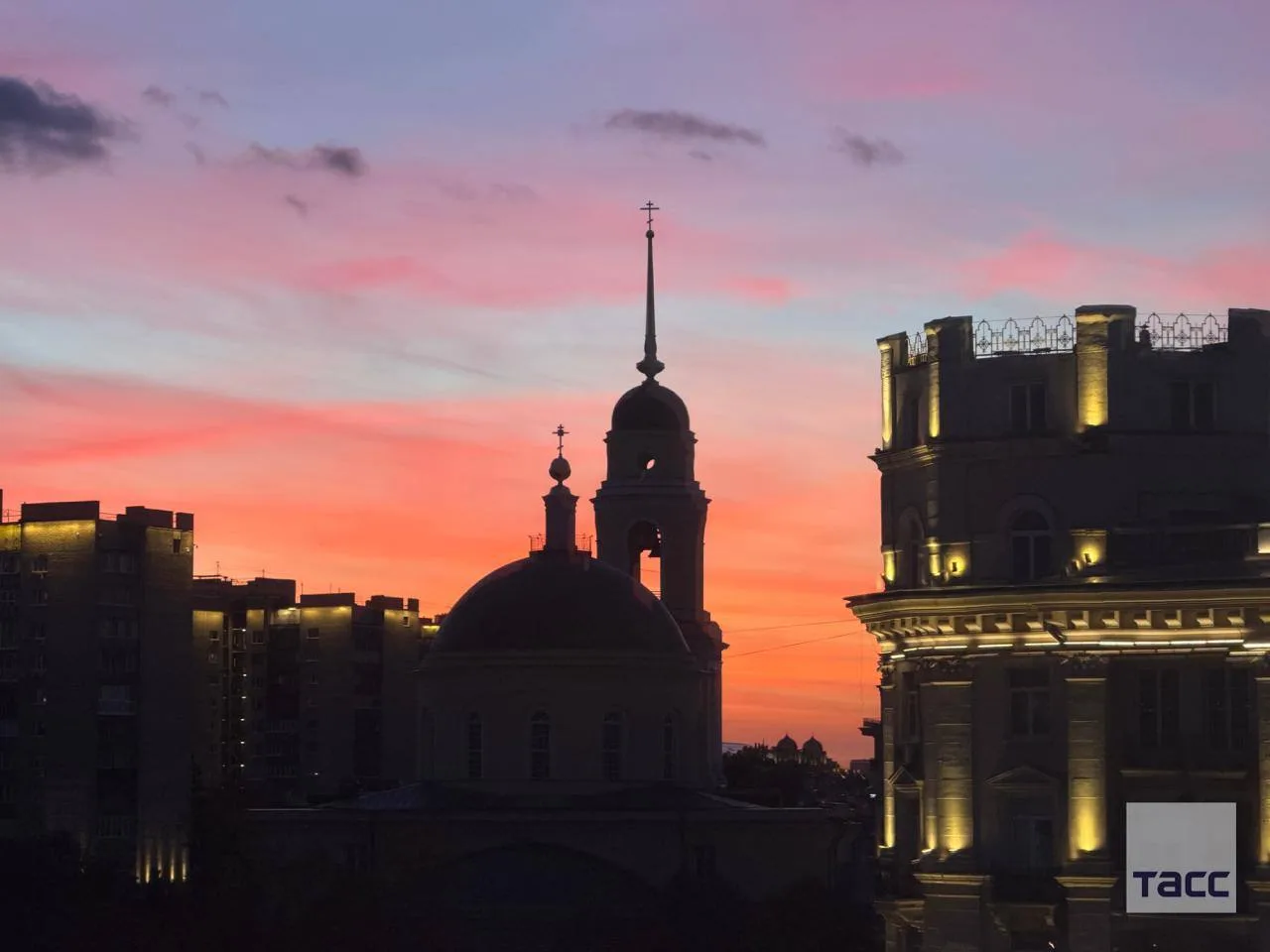 🌅 Над Москвой в эти минуты — нежный закат
