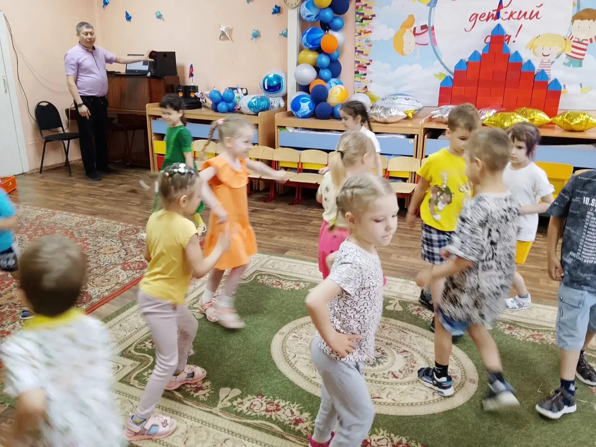 Музыкальная игра на координацию "Стройся по сигналу" в группе "Искорки".