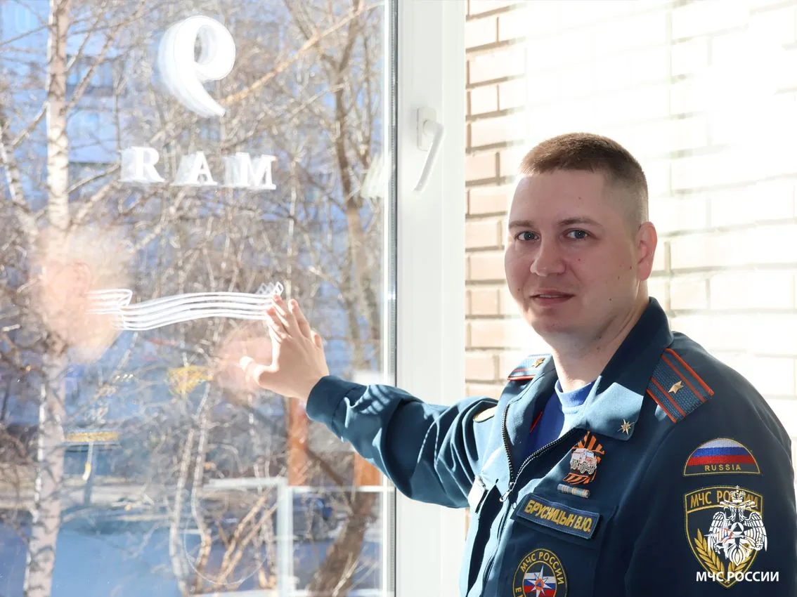 Томские спасатели украсили окна в знак памяти о Великой Победе   Сотрудники Главного управления МЧС 