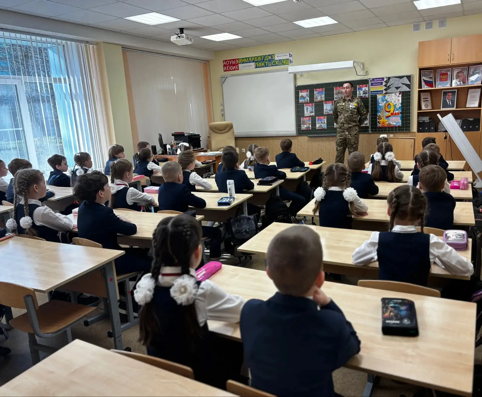 🎖️ Урок мужества в 1 «А» классе.  📅 4 мая в 1 «А» классе прошёл урок мужества с участием героя специ