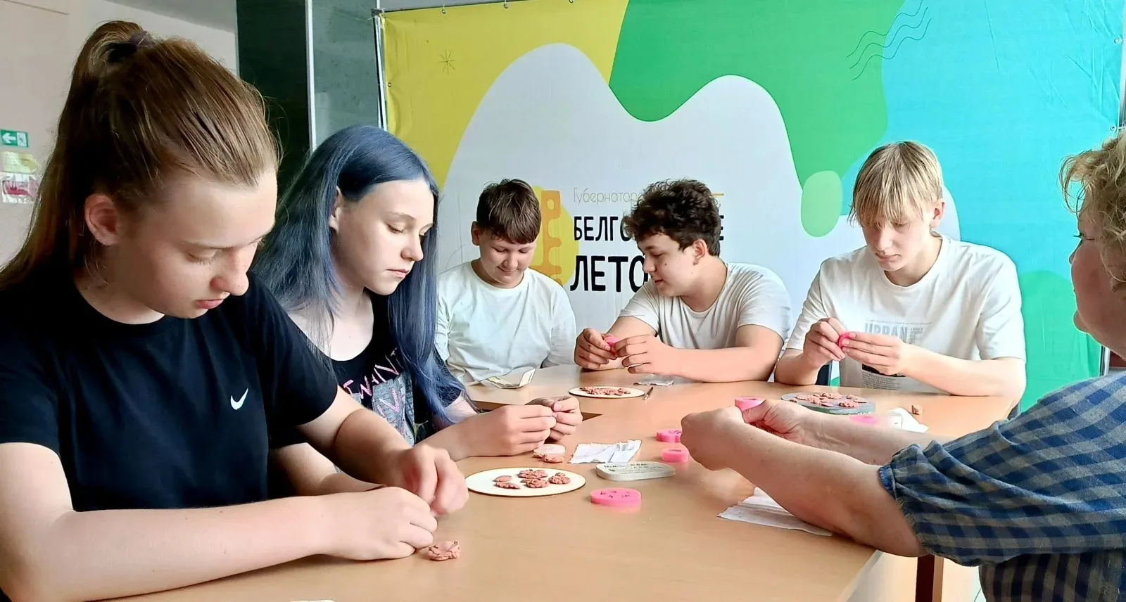 В рамках  губернаторского  проекта "Белгородское лето" прошел мастер-класс "Коллаж. Цветочная поляна