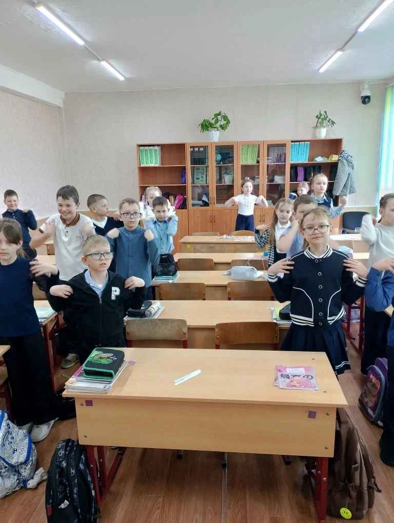 Физминутки  📍В 2"А" классе Галковская И. Г., классный руководитель, проводит физминутки в рамках про