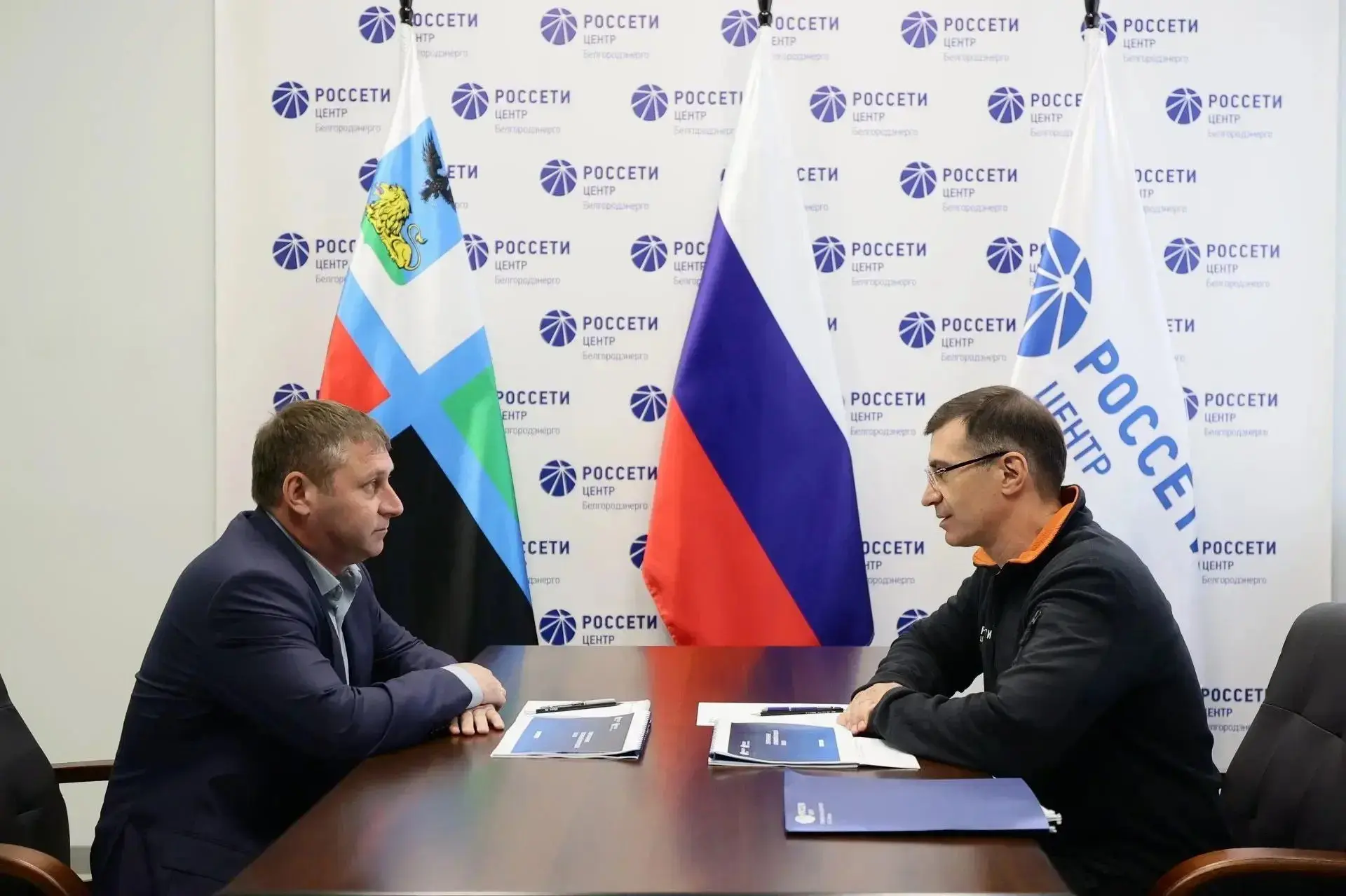 Александр Шуваев и гендиректор ПАО «Россети Центр» Борис Эбзеев проинспектировали ряд о...