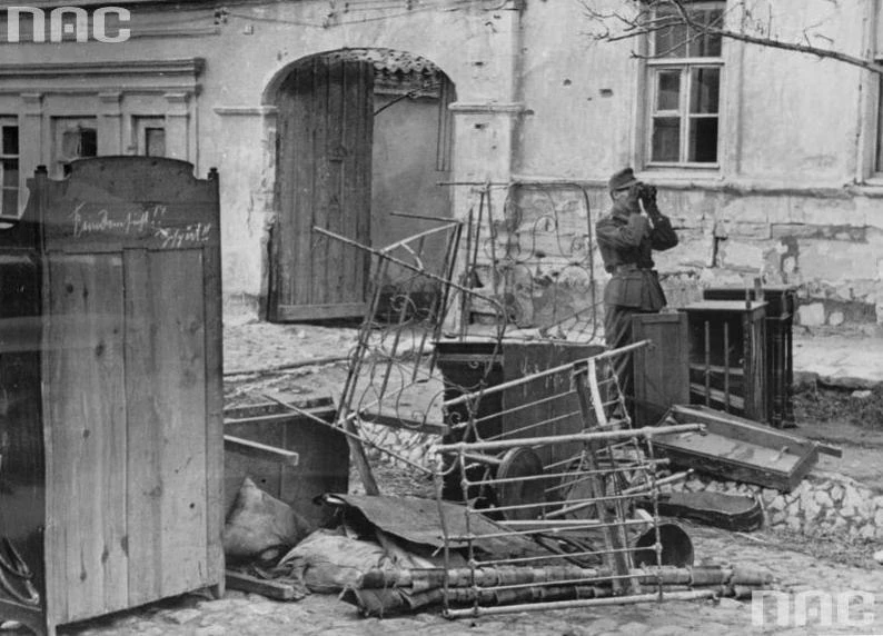 Немецкий солдат на перегороженной хламом керченской улице. Фотография из государственно...