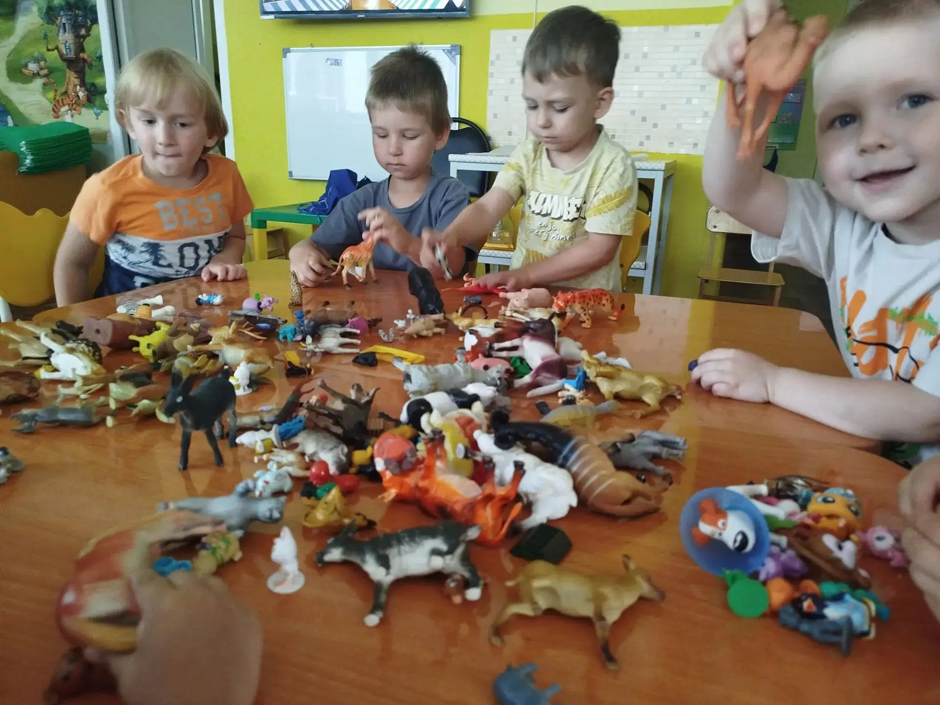 🦊🐇🦉 День животных в группе «Рыбки»: море открытий и улыбок! 😍

Сегодня у нас был особенный день 