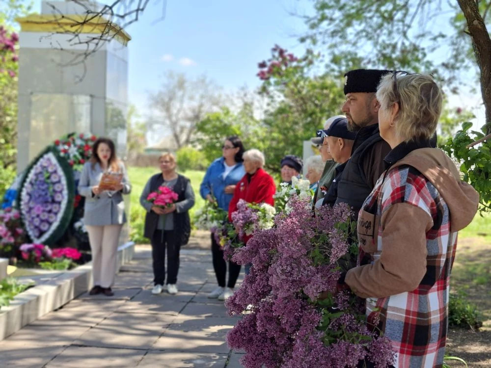 Минута тишины, цветы памяти... Вместе чтим подвиг! 🕊️🌿  В предверии 9 Мая, сердце каждого из нас бье