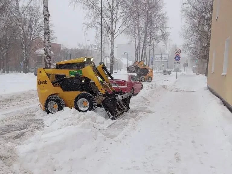 🚜 Коммунальные службы города задействованы в ликвидации последствий очередного мощного...