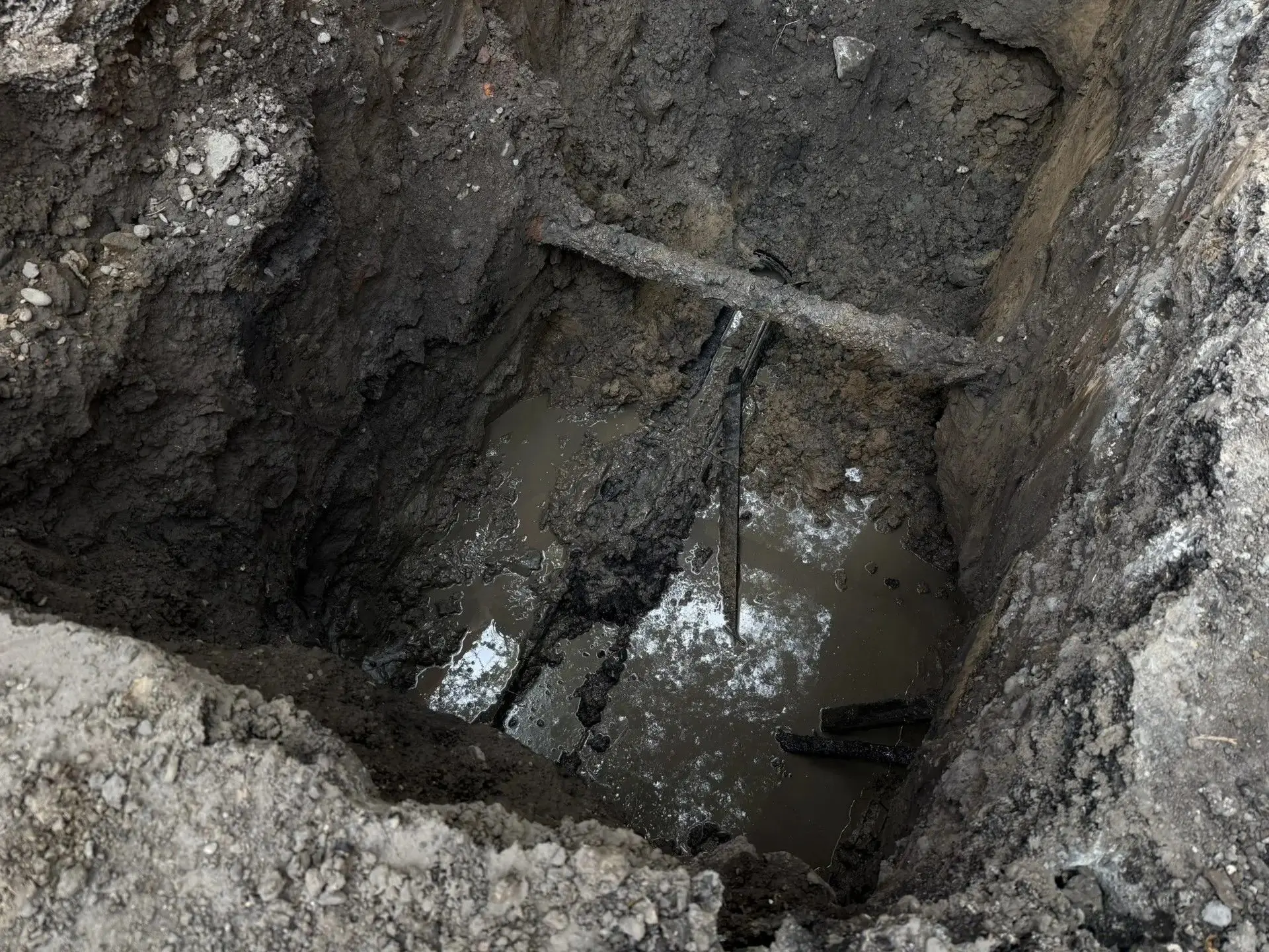 😲 В районе Больших Исад (на III Интернациональной) недавно заметили глубокую дыру поср...