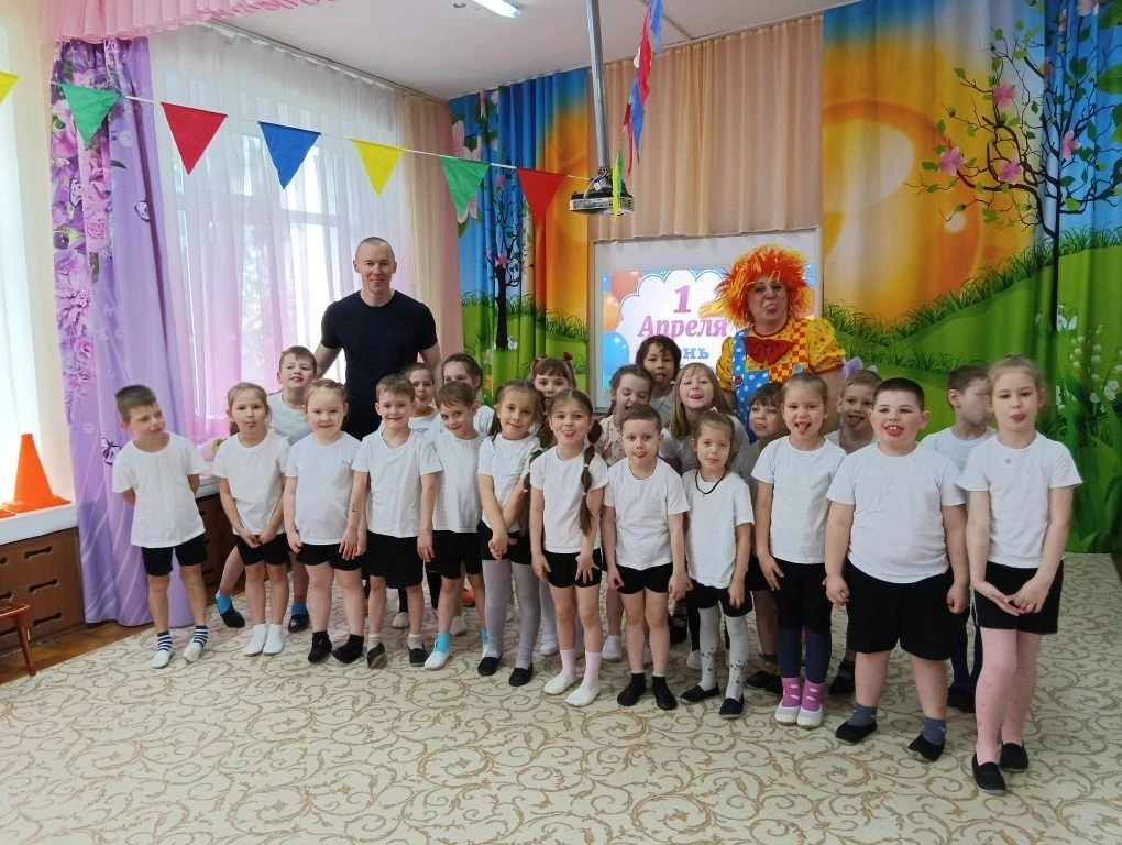 День смеха в старших группах нашего сада прошёл очень весело и динамично.