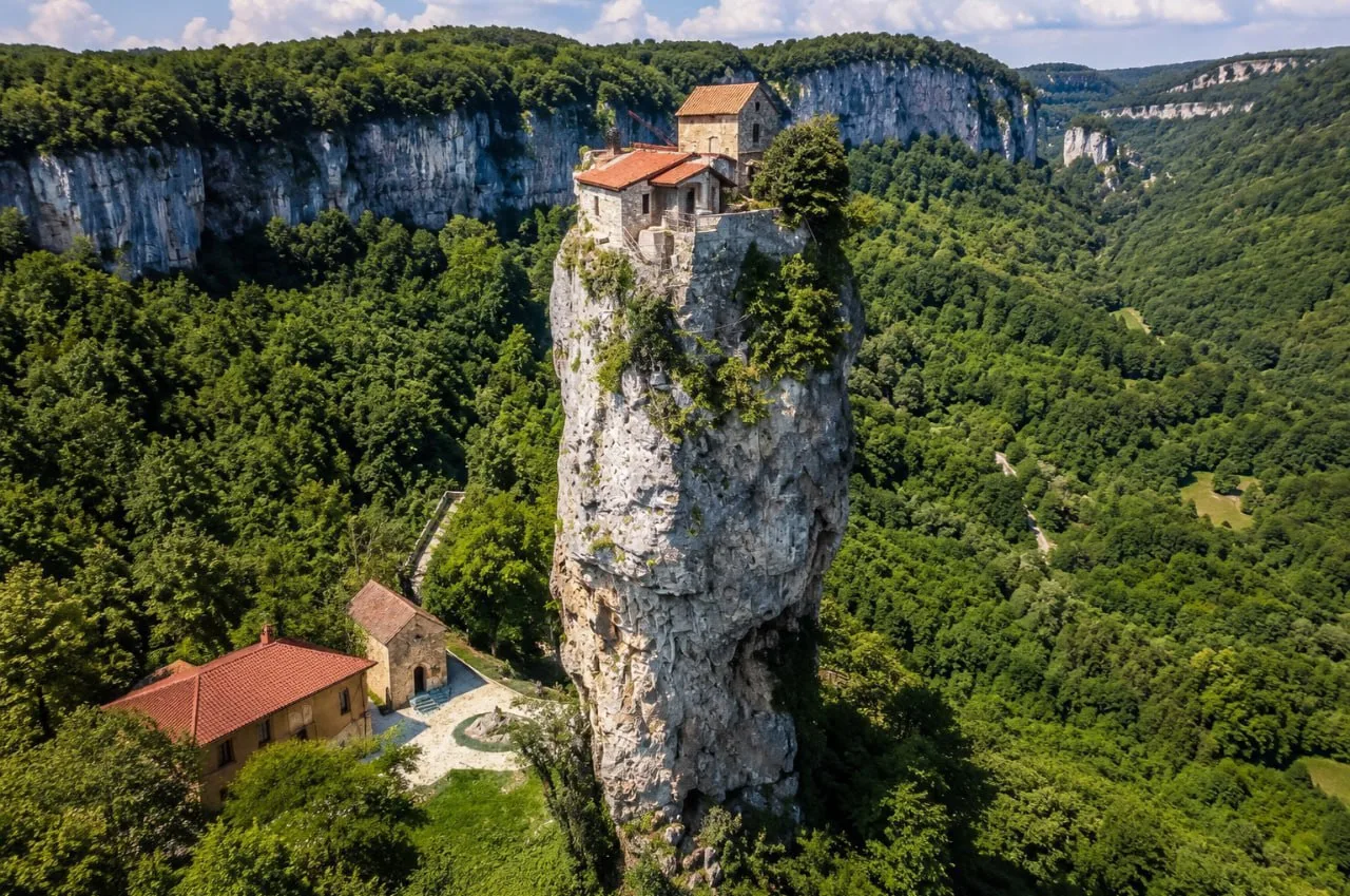 🇬🇪 Храм между небом и землей: самое необычное место Грузии