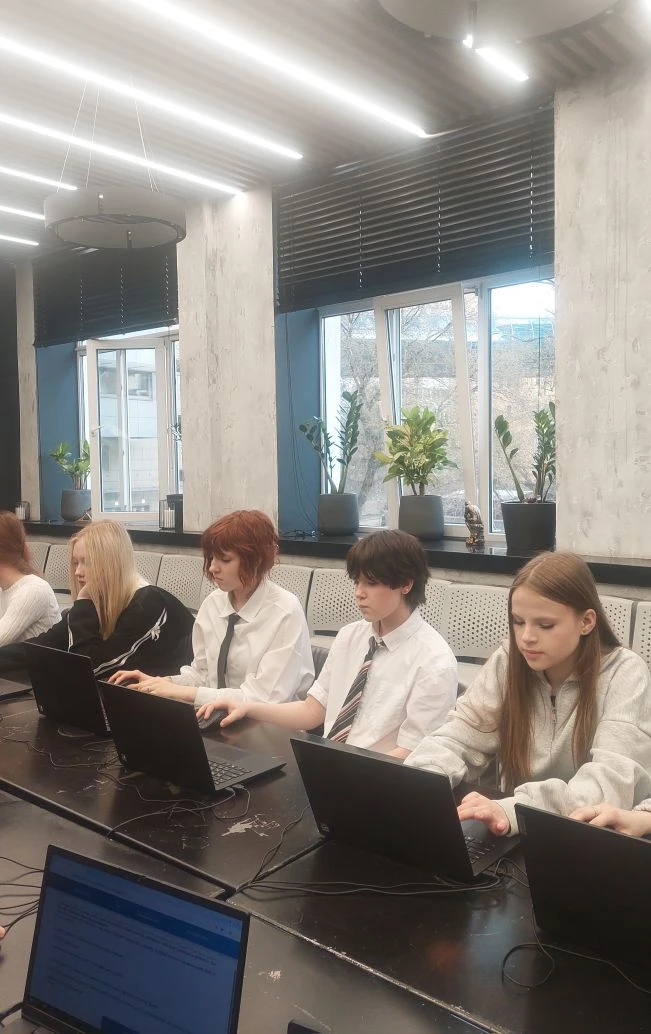 📌 Городской проект  🧑‍🍳 Наши девятиклассники посетили флагманский центр "Профессии будущего", где не