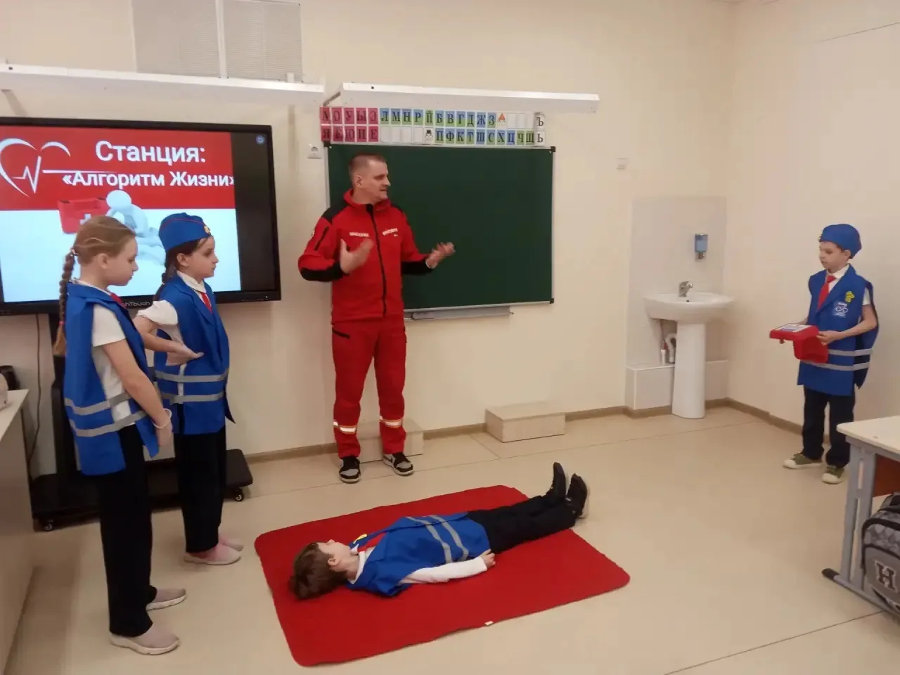 🚦✋ «Дорожный дозор» в действии: безопасность на дорогах и первая помощь!  Отряд ЮИД МАОУ «Школа № 10