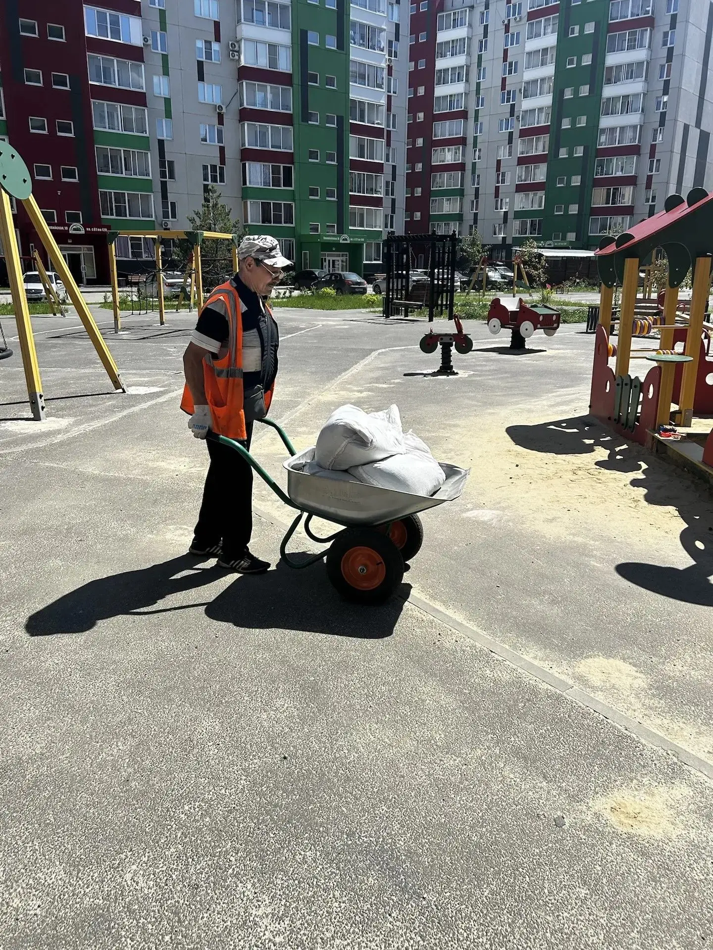 Песочницы микрорайона ждут маленьких строителей! 🏖️👶   Уважаемые жители!   Лето уже почти наступило,