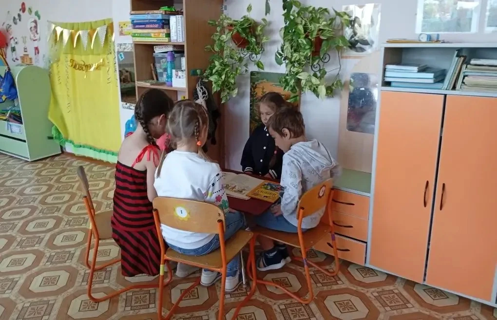 В предверии Пушкинского дня России в старшей группе ребята окунулись в мир сказок велик...
