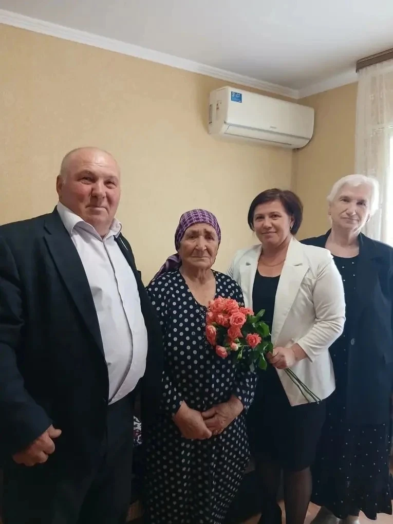 90 лет — возраст достоинства, уважения и бесценного опыта!