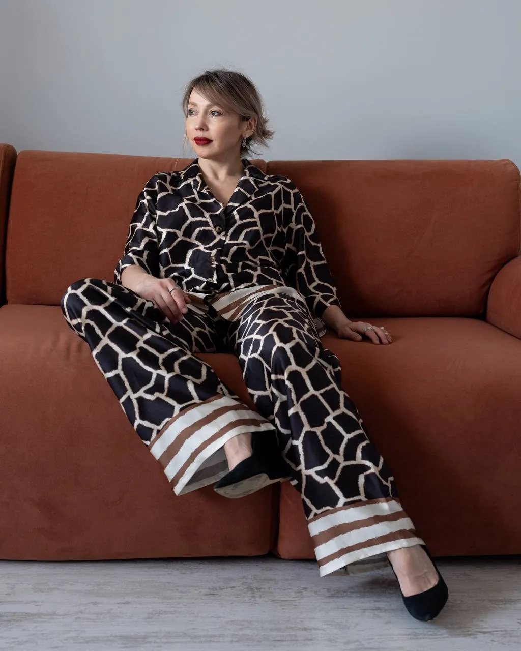 🦒Геометрия принта, расслабленность кроя. Стиль, который не кричит, а притягивает взгля...