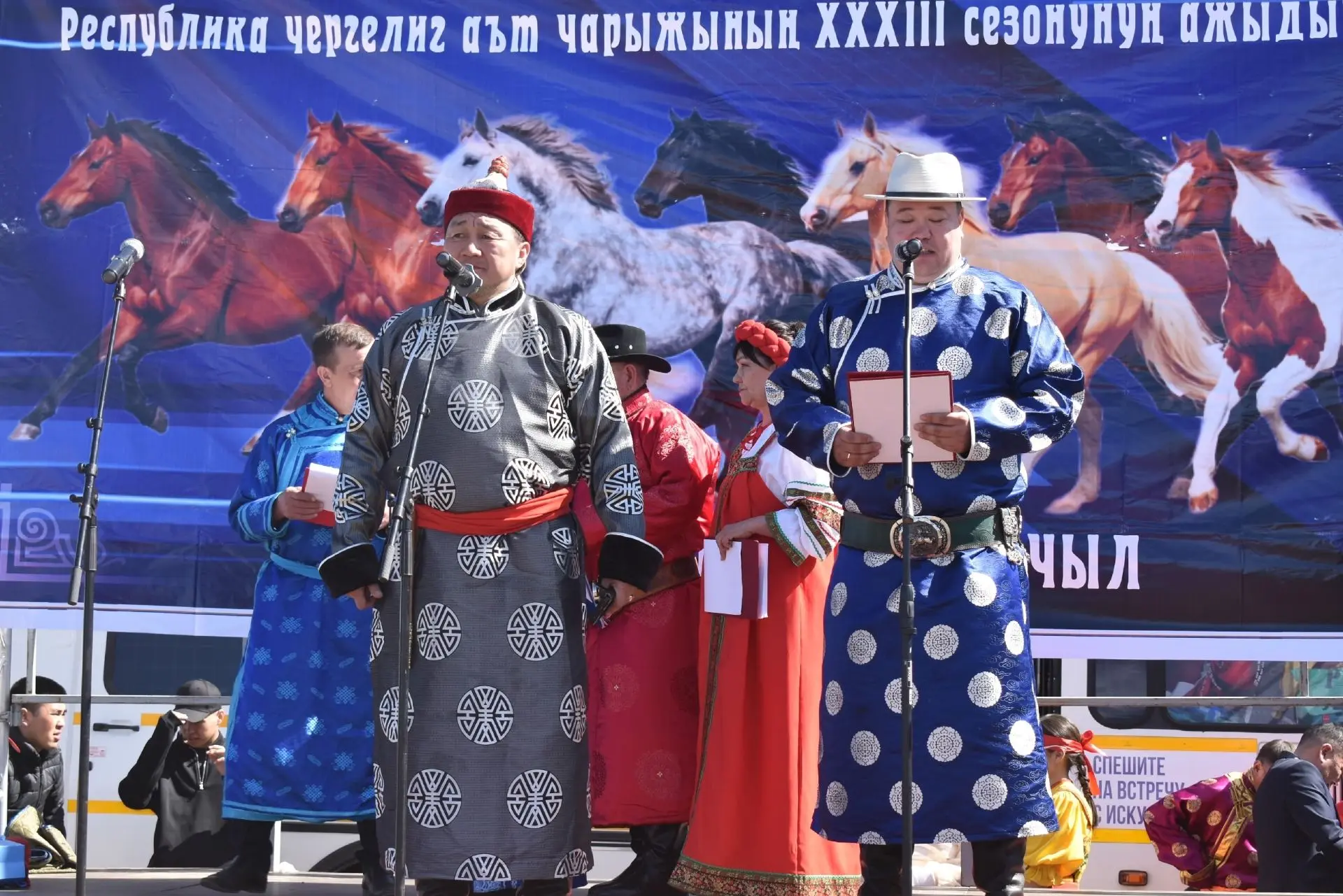 Сегодня в Дзун-Хемчике открылся XXXIII сезон конных скачек Республики Тыва. Наездники и скакуны соре