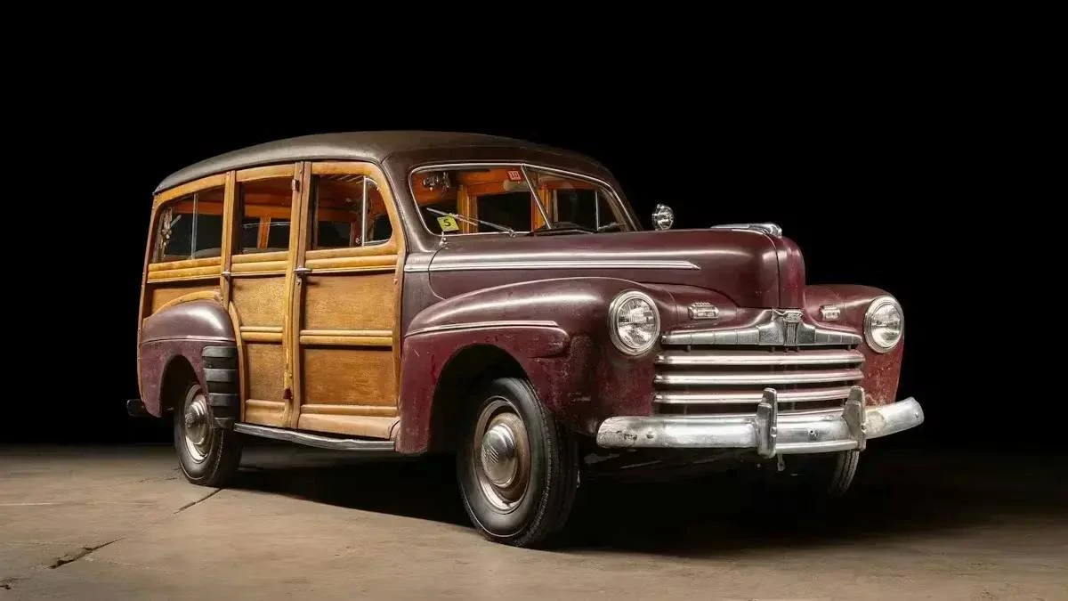 В США выставили на продажу настоящий деревянный Ford — редкий Super Deluxe Station Wago...