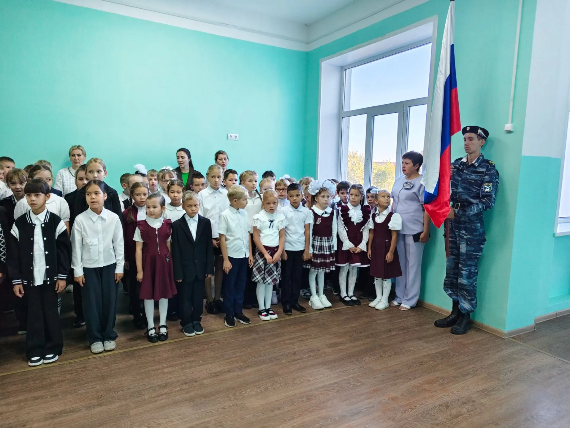 🇷🇺 Сегодня прошла первая в этом учебном году линейка по подъему Государственного флаг...