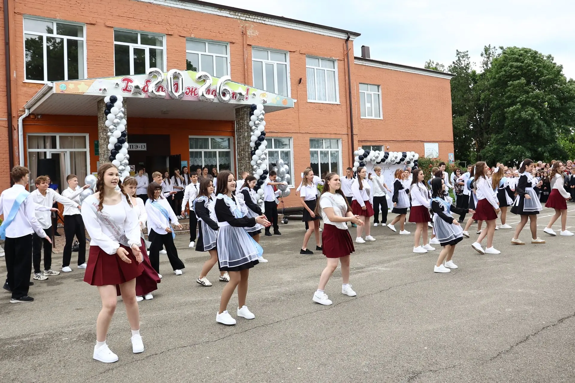 Последний звонок - праздник не только одиннадцатиклассников. 
Сегодня свои аплодисменты 👏 и тёплые 