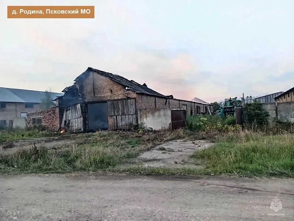 Два человека погибли при пожаре под Псковом

За минувшие дежурные сутки пожарно-спасательные подразд