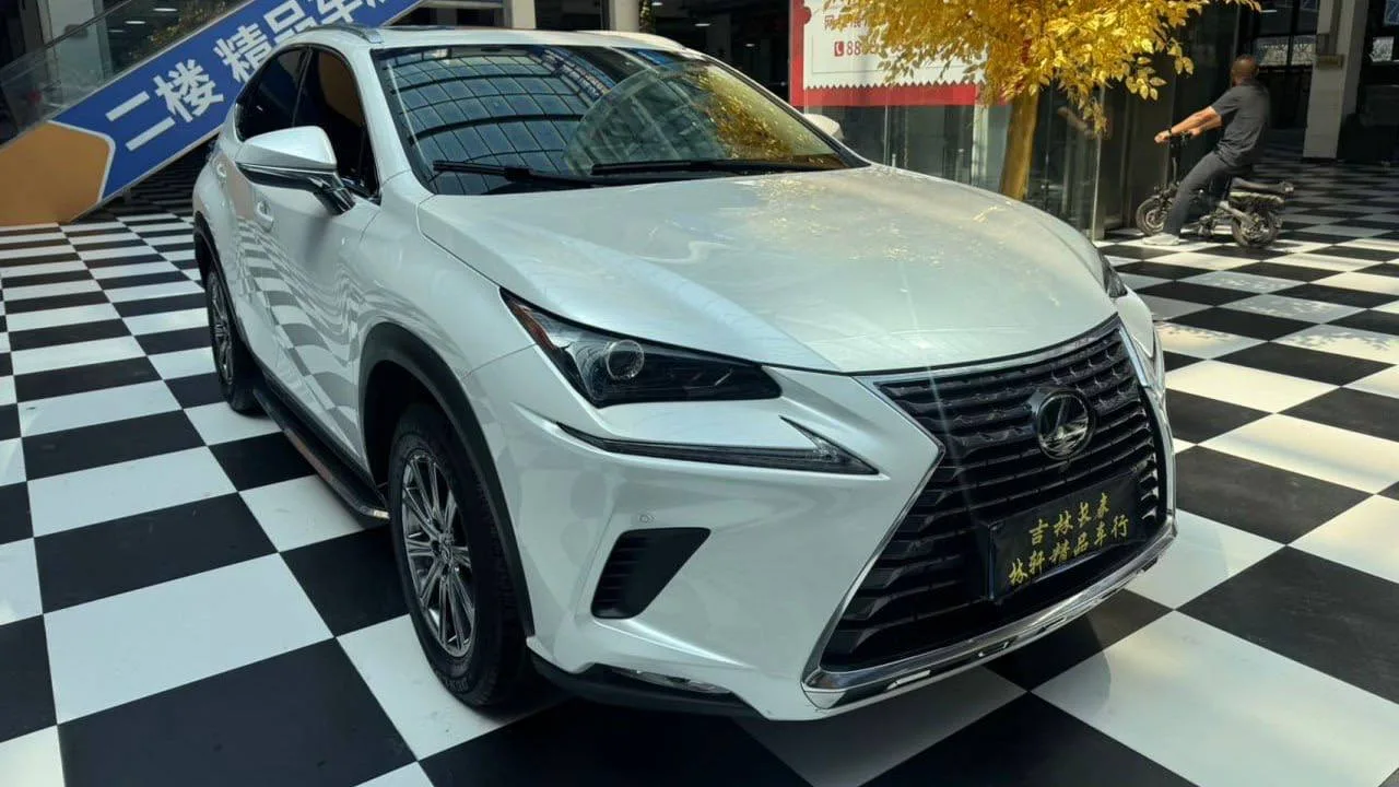 Lexus NX200 2020 года