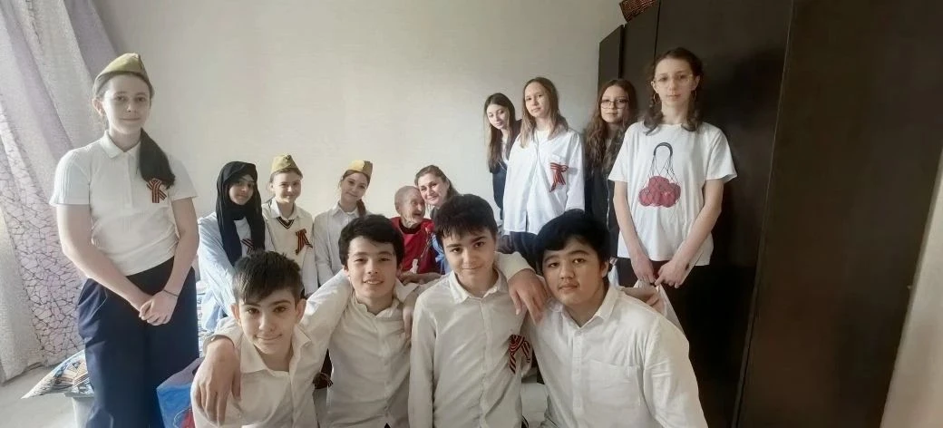 Ученики 6‑го «т» класса с классным руководителем Офелией Вердиевной Гейбуллаевой почтили память наши