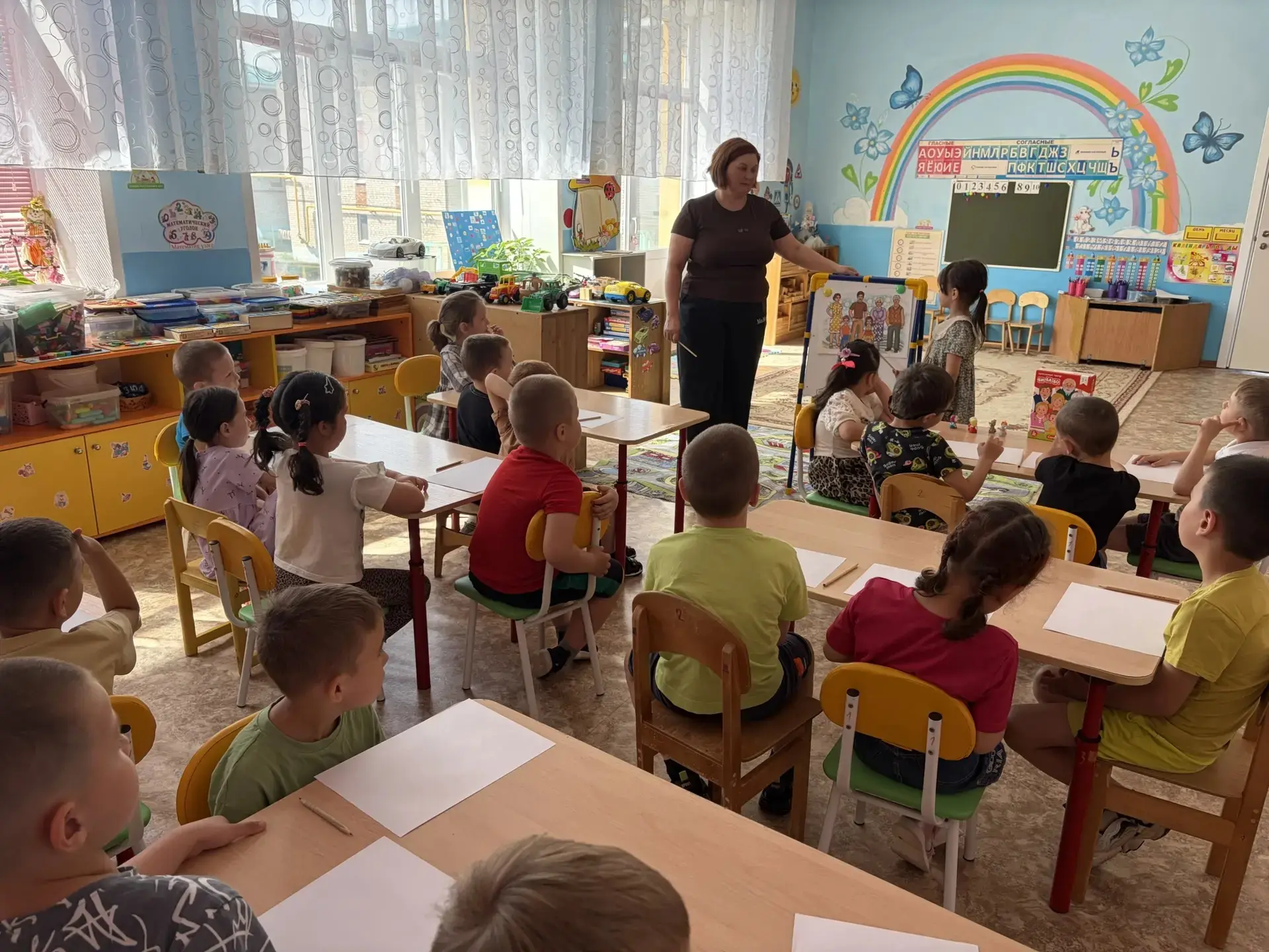 Мама на папу глядит,