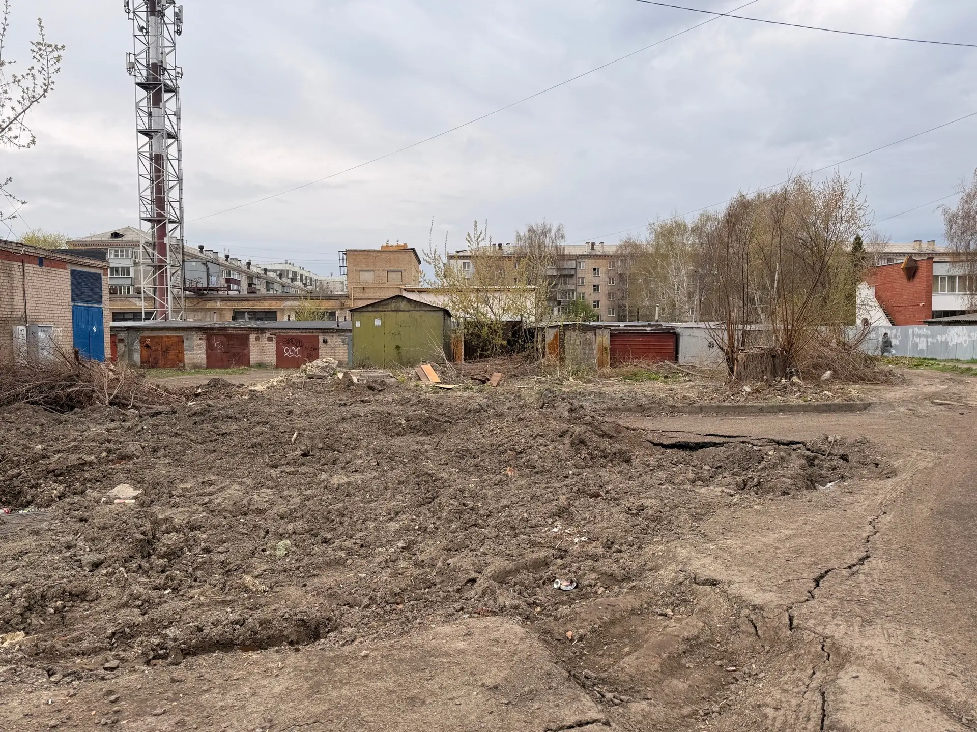 Очень просим обратить внимание на участок дороги возле стоматологии на пр.Коммунистическом,7а. Зимой