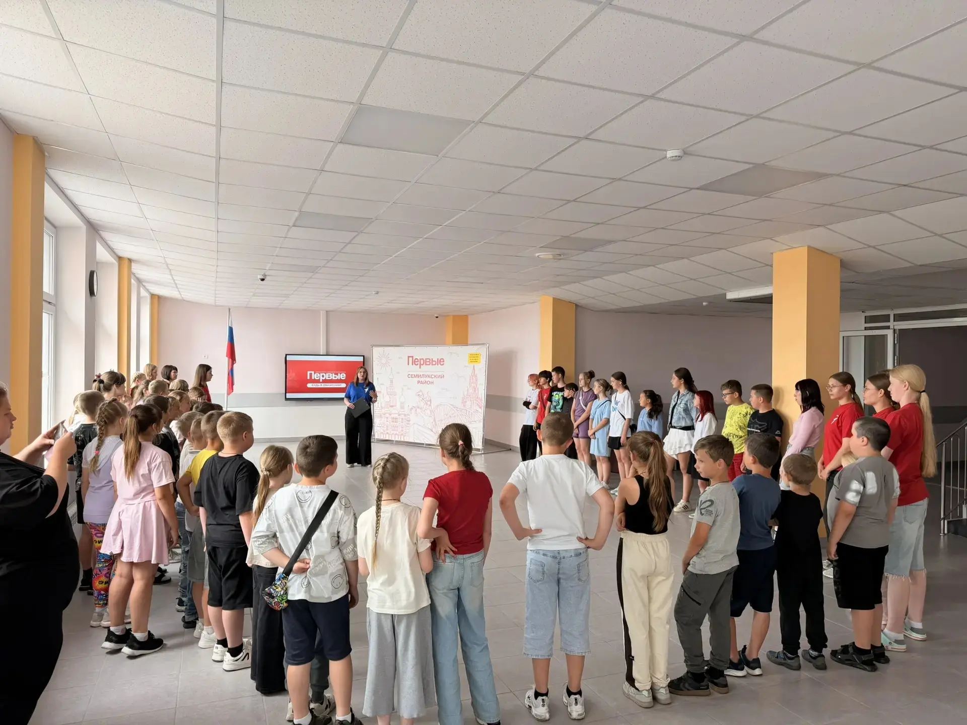 ✨️В нашем пришкольном лагере прошел день Движения Первых. Ребята собрались на торжественную линейку,