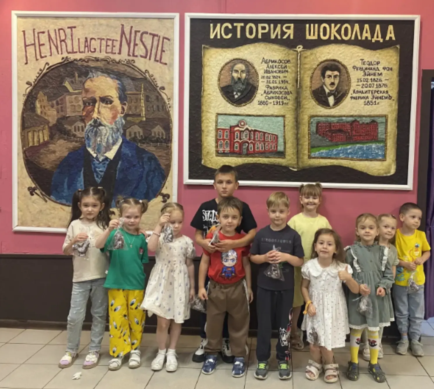 Наши дети из групп «Ягодка» и «Ромашка» посетили музей шоколадной фабрики! 🍫✨ Они узнали историю шо