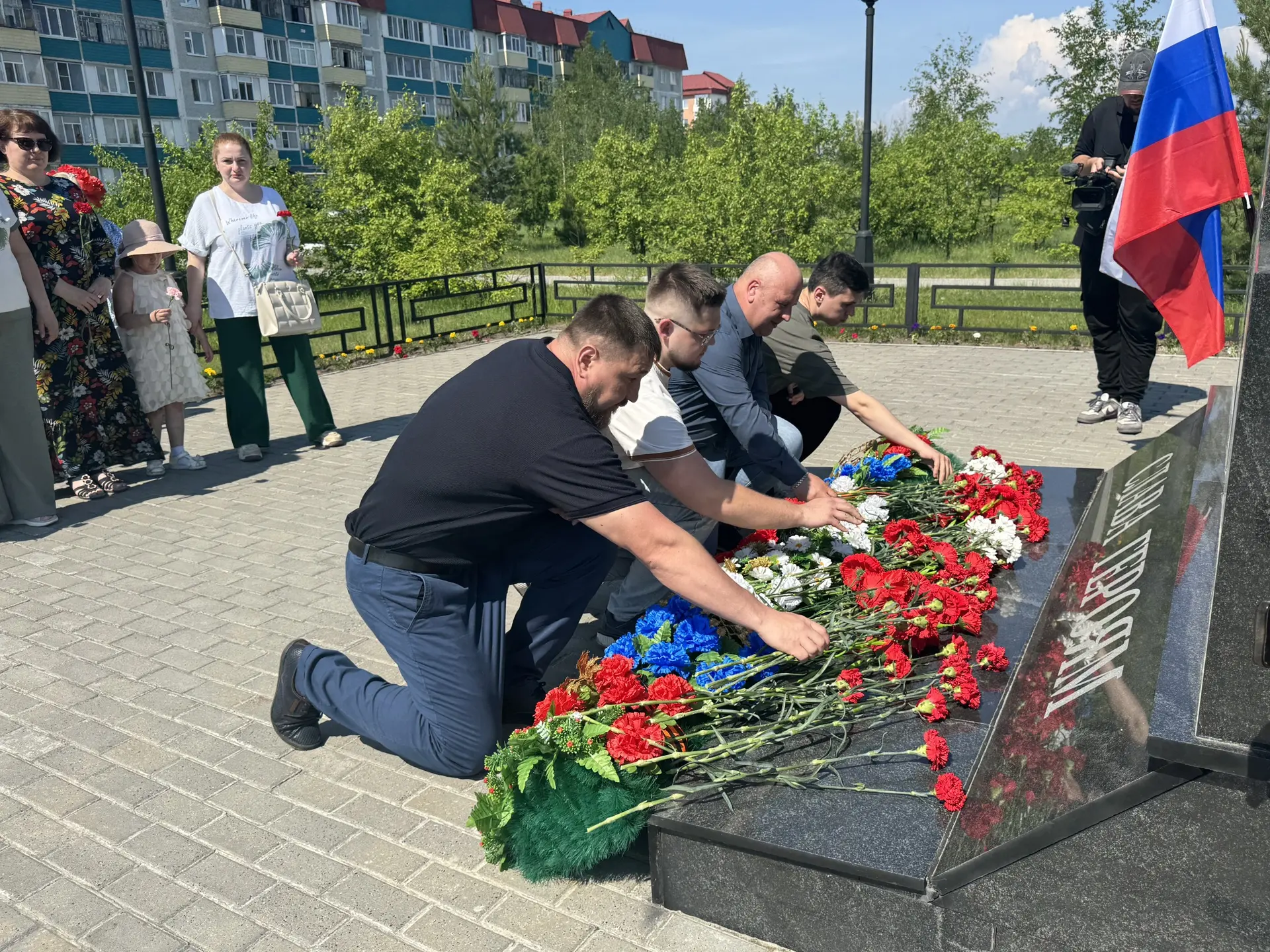 В преддверии празднования Дня России, энергетики вместе с жителями посёлка почтили память тех, кому 