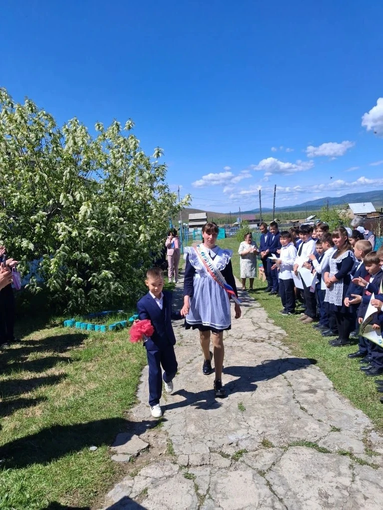 Сегодня в нашей маленькой школе — большой праздник. У нас Последний звонок.