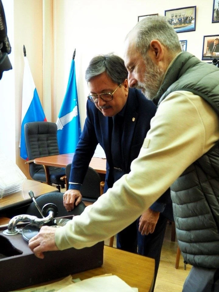 Стал обладателем настоящих раритетов. Получил от Союза журналистов уникальный патефон 1940-х годов и